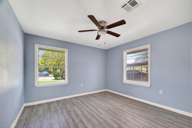 Foto del edificio - 6022 Lyndhurst Dr