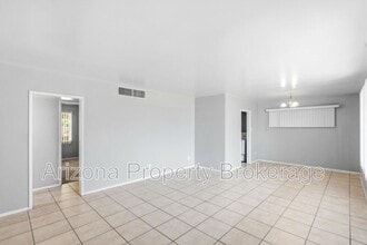 Building Photo - 4640 E Oak St