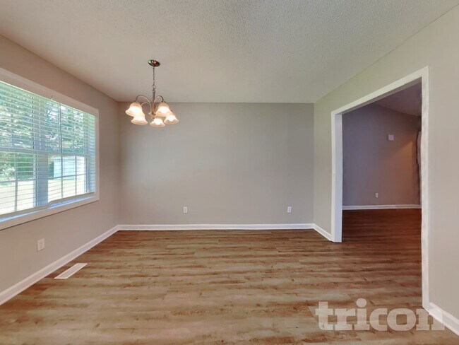 Building Photo - 2112 McKinnon Dr