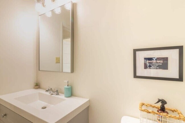 Foto del edificio - 3912 Crestview Dr