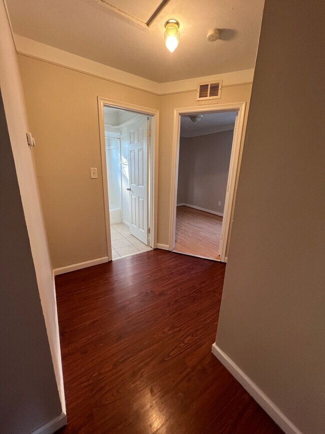 Foto del edificio - 8452 Paige Ave