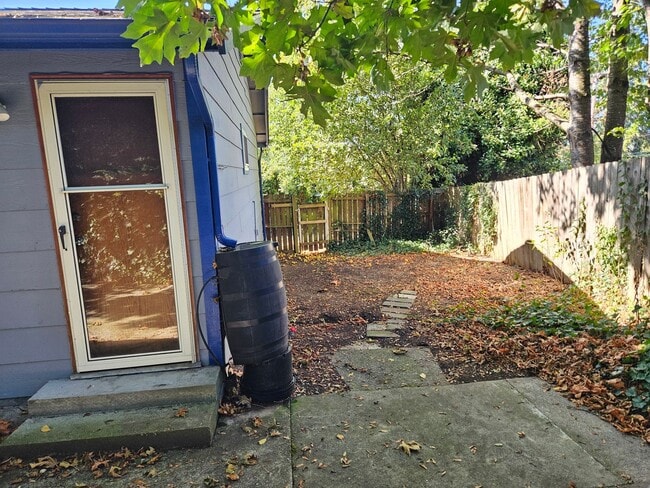 Building Photo - Cozy Wooded Vintage Charmer
