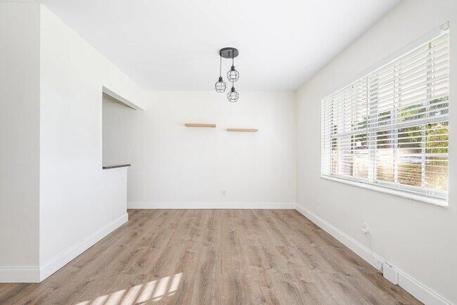 Foto del edificio - 2455 NE 51st St