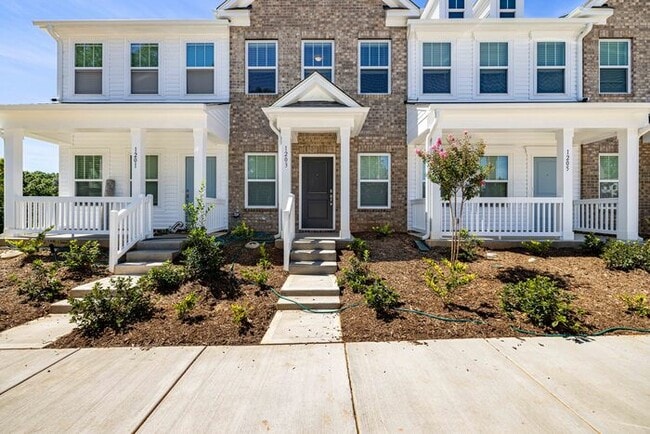 Building Photo - Lowell Townhome End Unit