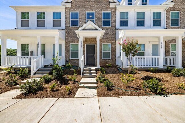 Foto del edificio - Two bedroom 2 1/2 a townhome, Near McAdenv...