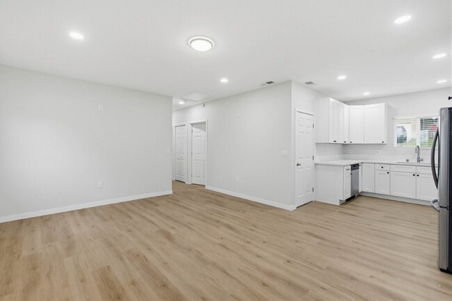 Foto del edificio - 8124 Melrose Ln