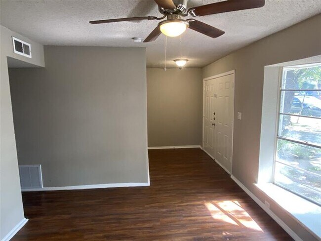 Foto del edificio - Very Large 2/2.5 Townhome with covered par...