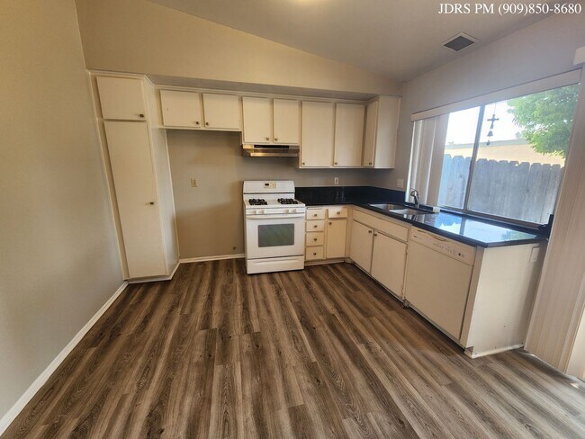 Building Photo - Riverside 4 bedroom Home