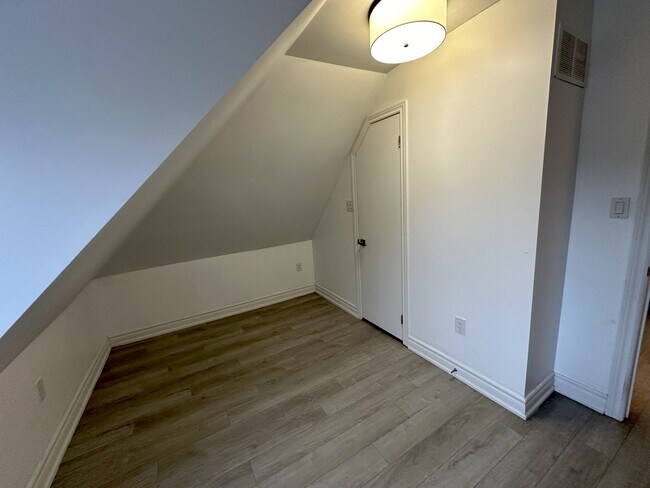 Photo du bâtiment - 1267 King St W