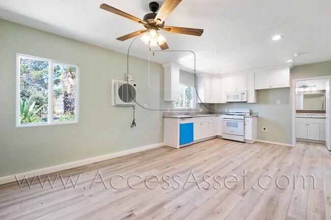 Foto del edificio - Charming 2 Bed/1 Bath Home With Open Concept In North Palm Springs!