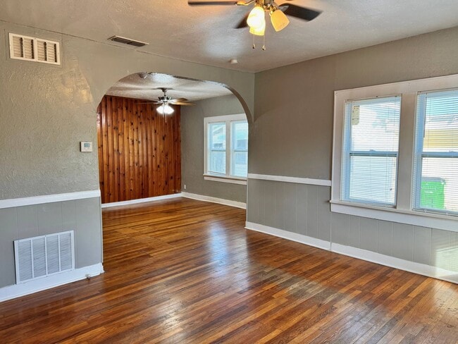 Foto del edificio - 3 Bed 1 Bath Craftsman Home