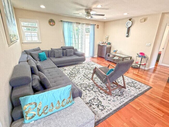 Foto del edificio - 3585 Cadwallader Ave