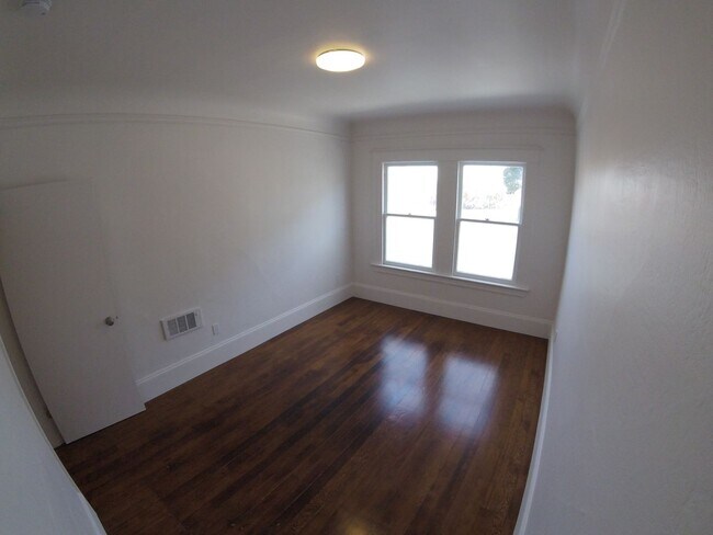 Foto del edificio - Remodeled Designer 1 Bedroom*Hardwood*Stai...