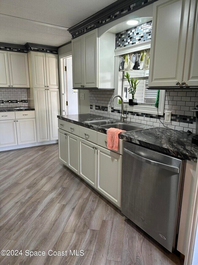 Foto del edificio - 1437 Barefoot Cir