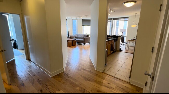 Foto del edificio - 222 N Columbus Dr