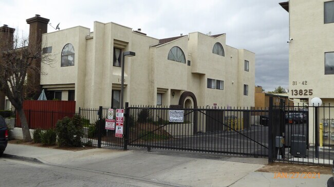 Gated Entry - 13825 Beaver St
