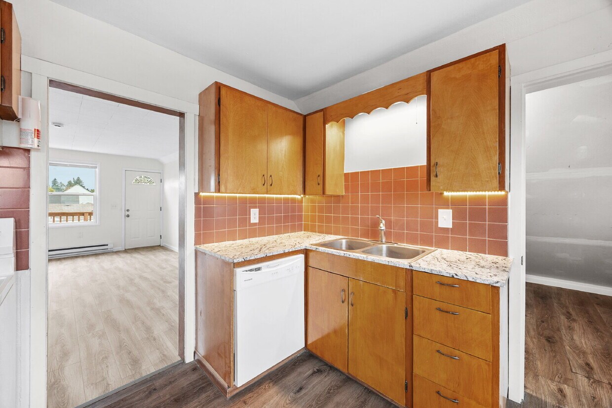 Foto principal - REMODELED Adorable upper-floor "duplex." O...