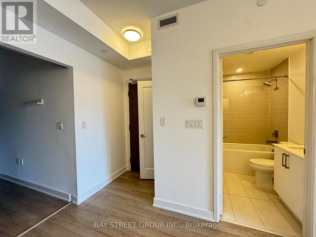 Building Photo - 576 Front St W