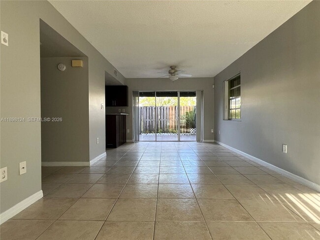 Foto del edificio - Lake Loop Road, Cooper City, FL 33330 - 3 BR 2.5 BA townhouse