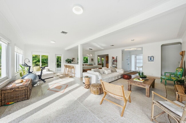 Building Photo - 950 S Shore Dr