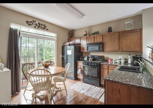 Building Photo - 3 br, 2.5 bath Townhome - 72 Village Stati...