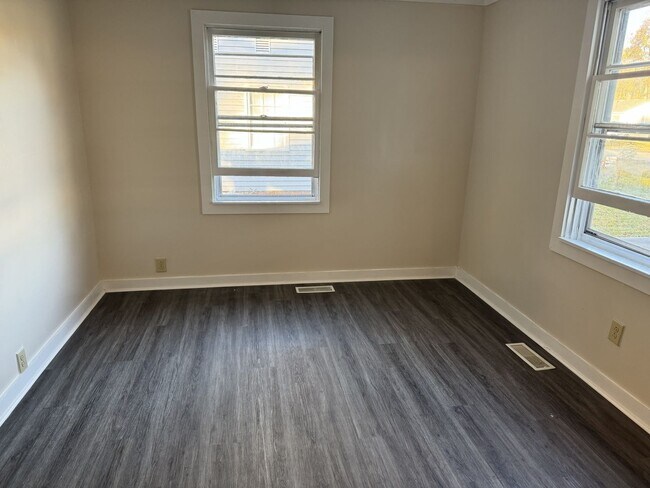 Foto del edificio - 117 Kenneth Blvd