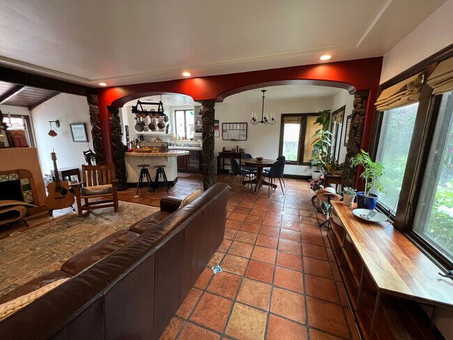 Foto del edificio - 1040 N Maple St