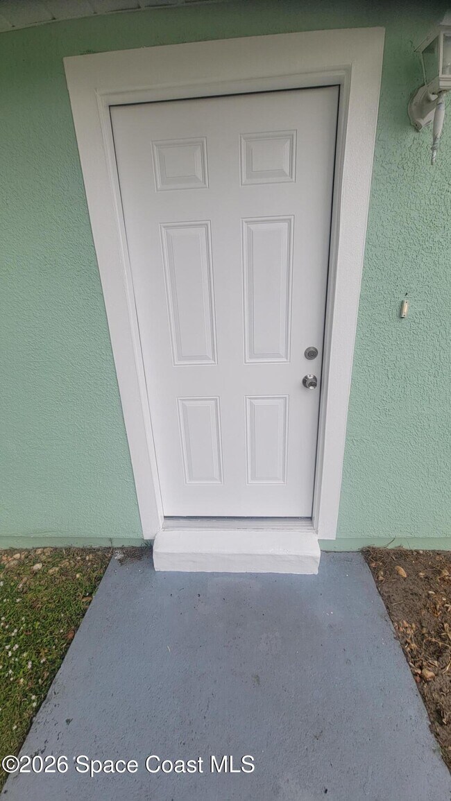 Building Photo - 737 Geoffrey Ave SW