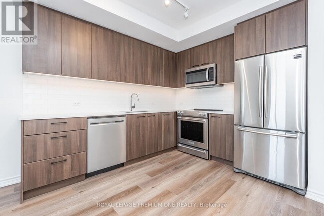 Building Photo - 571 Prince Edward Dr N