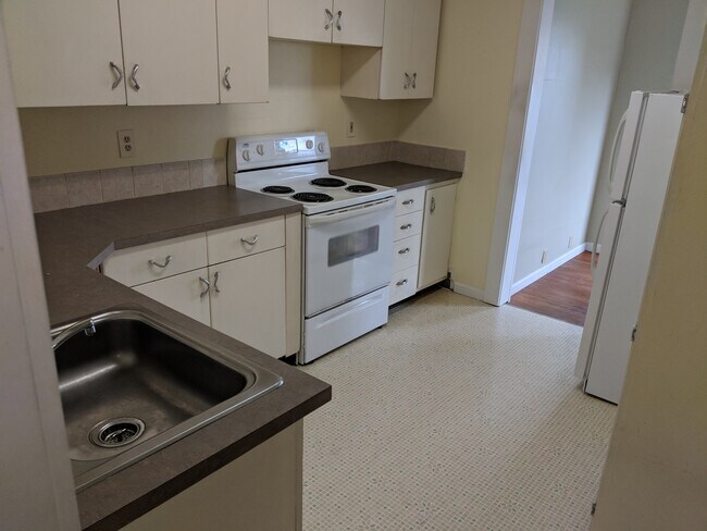 Kitchen - 616 Laurel Dr