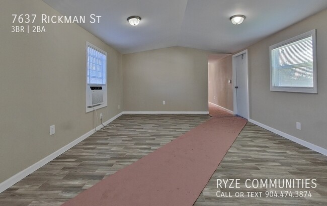 Building Photo - Spacious Home - Westside - Huge Living Area