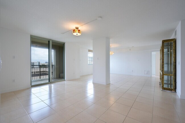 Building Photo - 610 Clematis St