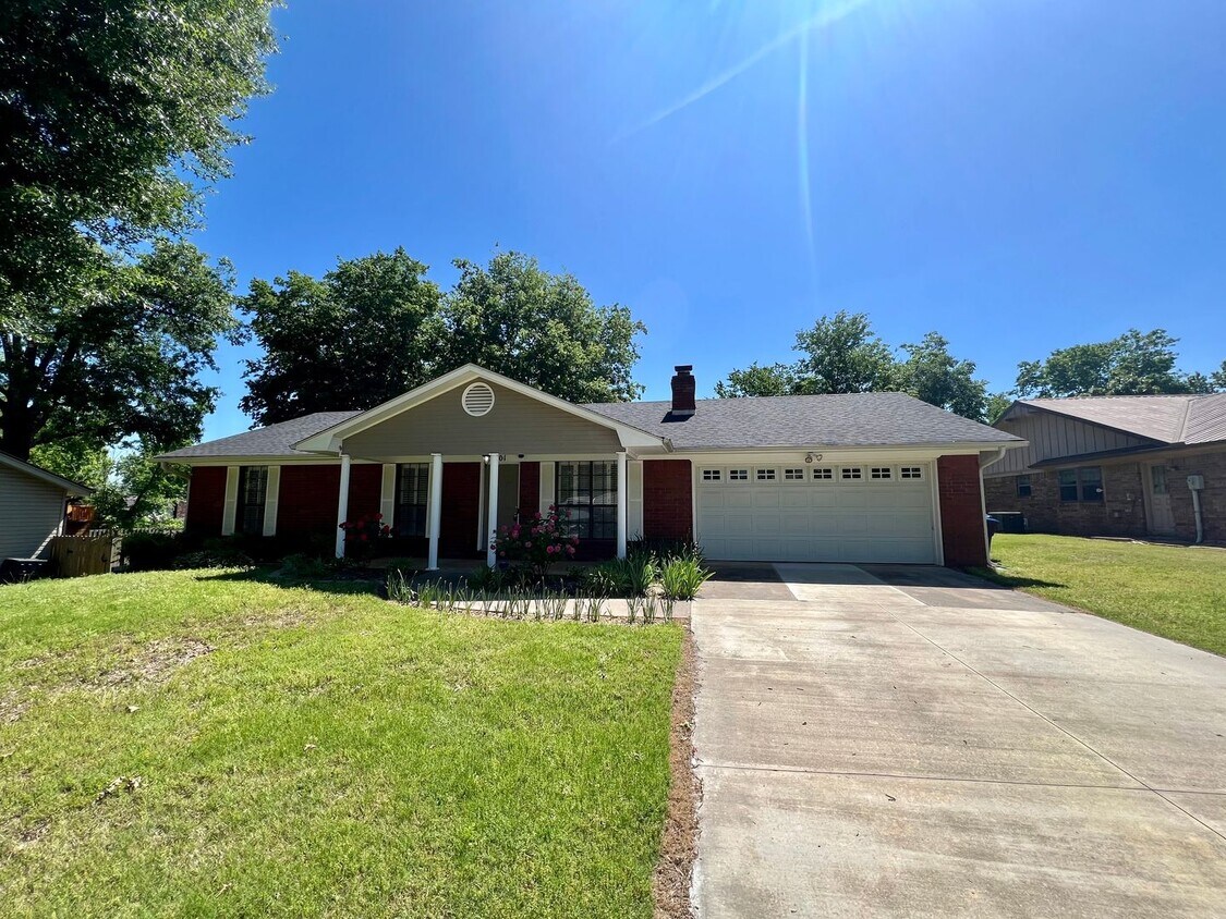 Foto principal - 3 Bedroom, 2 Bathroom Home Available for R...