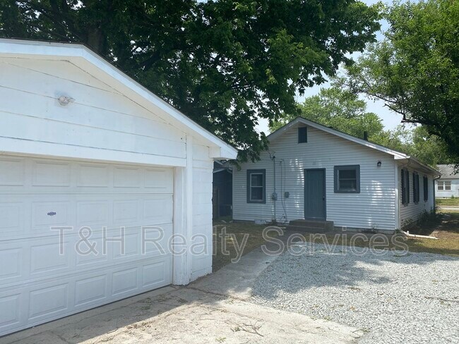 Building Photo - 2107 E 46th St