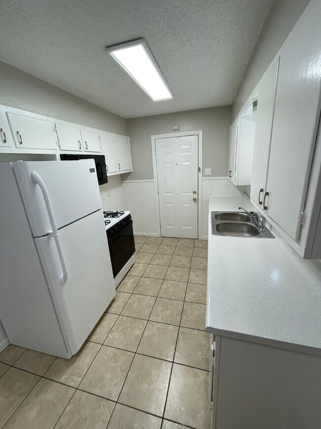 Building Photo - Beautiful House Minutes From Marsha Sharp ...