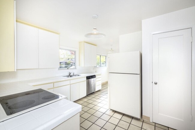 Building Photo - Spacious 3 Bed, 3 Bath Home in Excellent L...