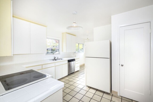 Building Photo - Spacious 3 Bed, 3 Bath Home in Excellent Location- Short Term Lease