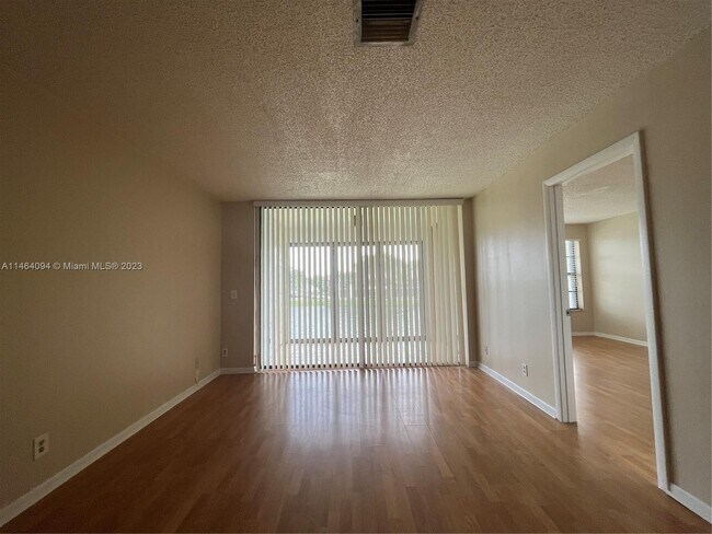 Foto del edificio - 203 Lake Pointe Dr
