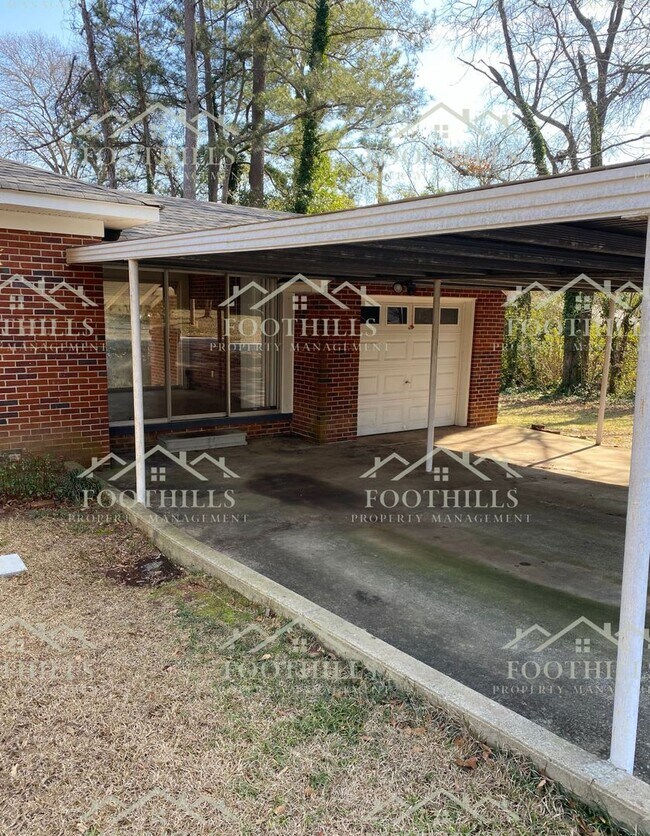 Building Photo - Charming 3BR/1.5BA Brick Home with Firepla...