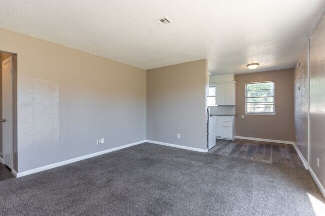 Foto del edificio - Spacious 4-Bedroom Home with Modern Updates and a Big Yard