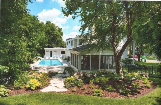 Foto del edificio - 7 Bedroom home near Cedar Lake