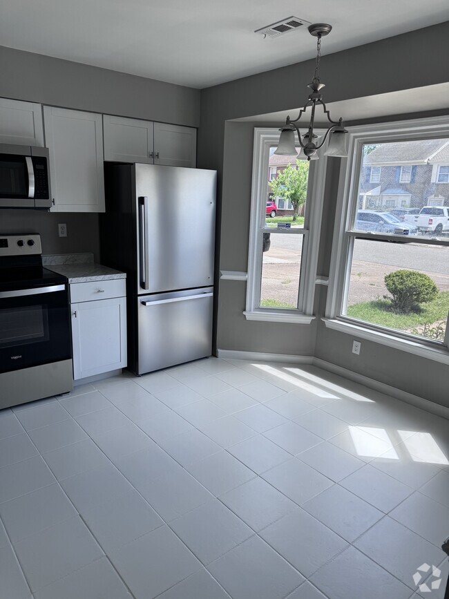 Building Photo - 1376 Battleford Dr