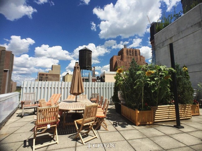 Building Photo - 303 Greenwich St