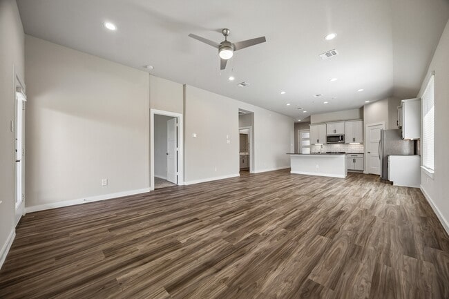 Building Photo - 22843 Castello Lakes Dr