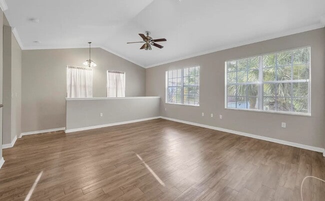 Building Photo - Bright & Beautiful 2/2 Condo in The Estate...