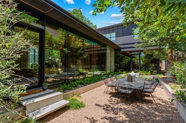 Foto del edificio - 906 W 18th St
