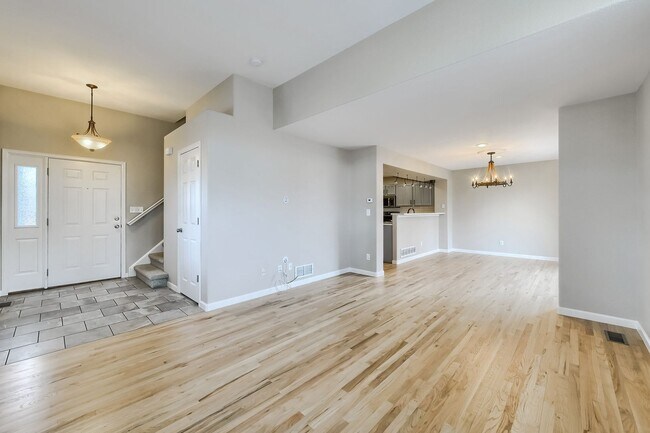 Building Photo - Four Bedroom Duplex in Lakewood