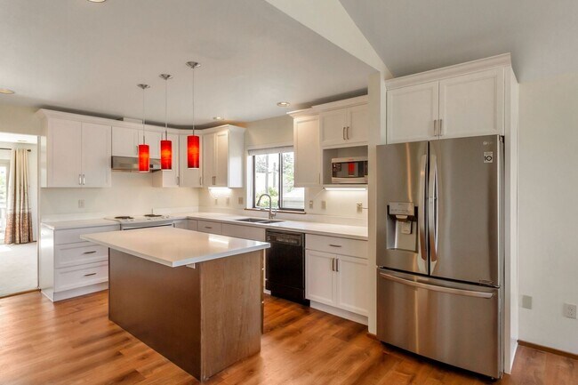 Foto del edificio - Sun-filled 3-bedroom, 3-bathroom single-fa...