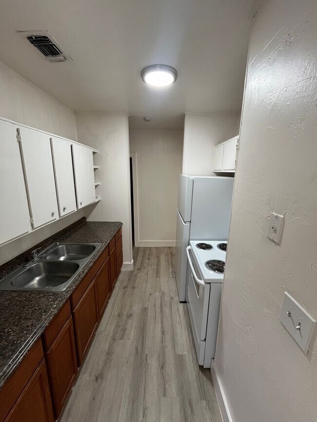 Foto del edificio - 2/1 with all major appliances two blocks f...
