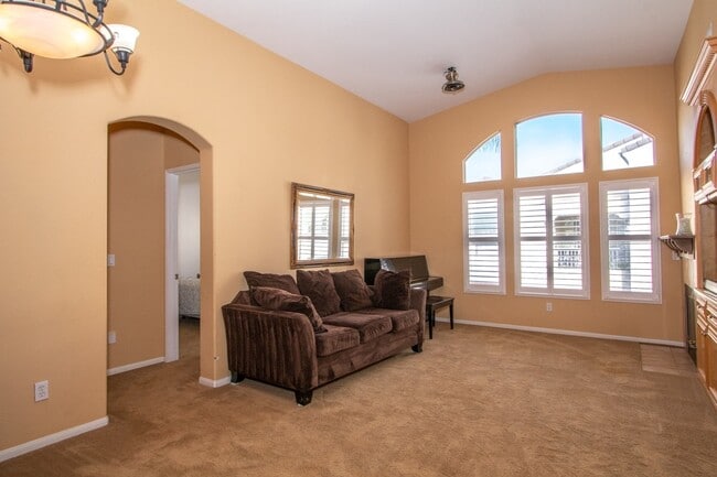 Building Photo - Beautiful 2 Bedroom / 2 Bath Condo in Desi...